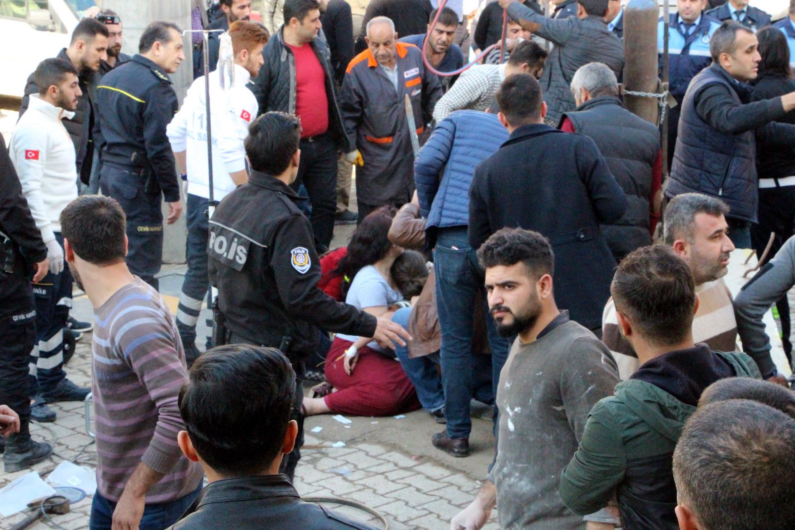 Emniyet'in önünde ayağı kapana sıkışan kız çocuğu için ekipler seferber oldu